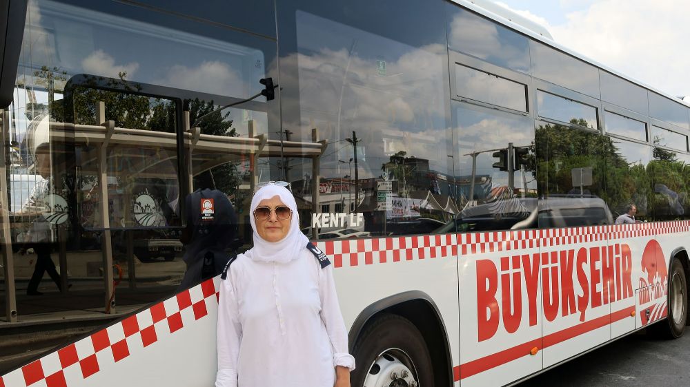 Toplu taşımaya kadın eli