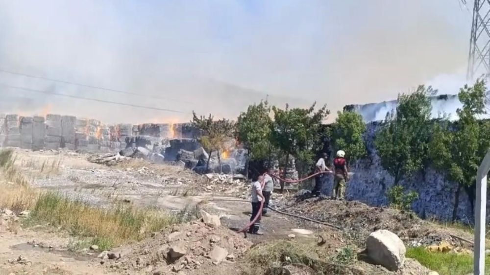 Torbalı'da kağıt fabrikasındaki yangına müdahale sürüyor