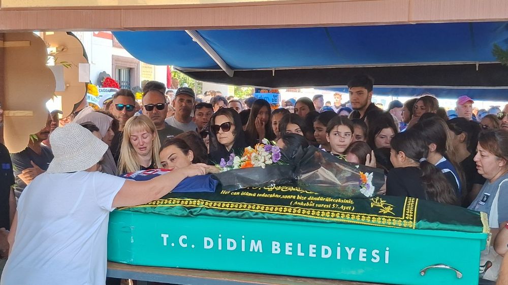 Trafik kazasında hayatını kaybeden 14 yaşındaki Derin, son yolculuğuna uğurlandı