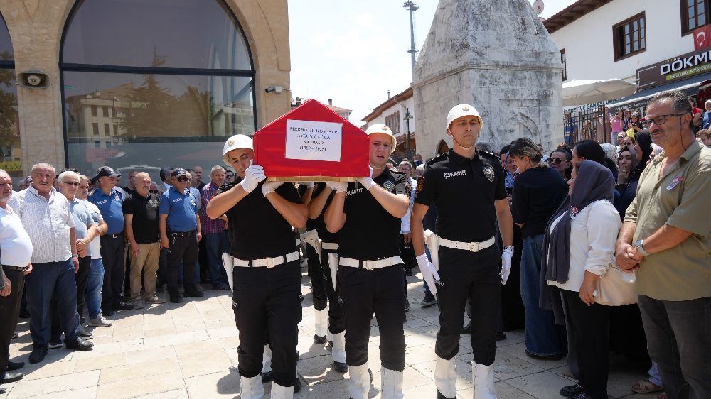 Trafik kazasında hayatını kaybeden komiser son yolculuğuna uğurlandı