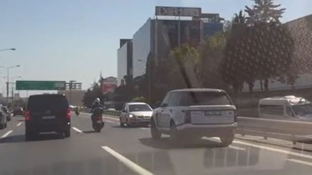 Trafikte ters yönde geri geri giden araç kamerada