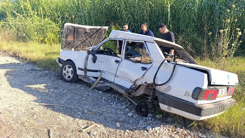 Tur midibüsüyle çarpışan Tofaş hurdaya döndü, sürücü yaralandı