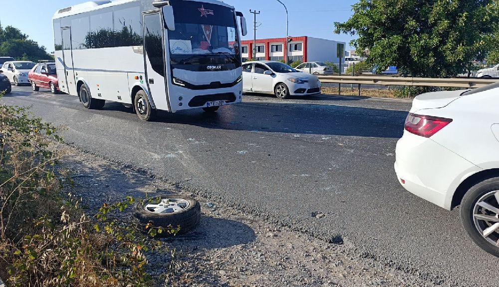 Tur midibüsüyle çarpışan Tofaş hurdaya döndü, sürücü yaralandı