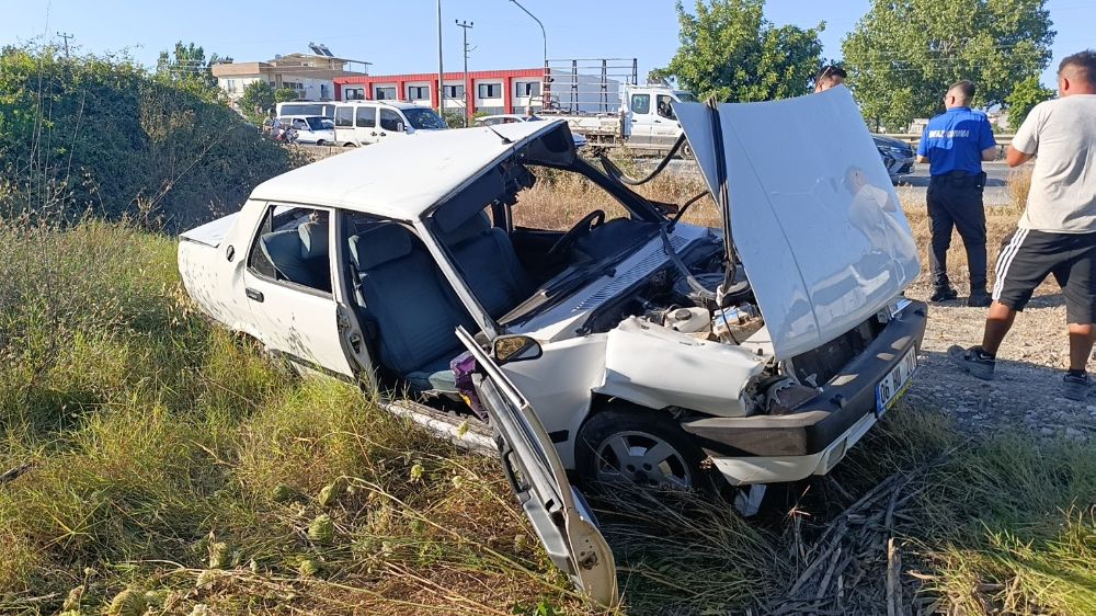 Tur midibüsüyle çarpışan Tofaş hurdaya döndü, sürücü yaralandı