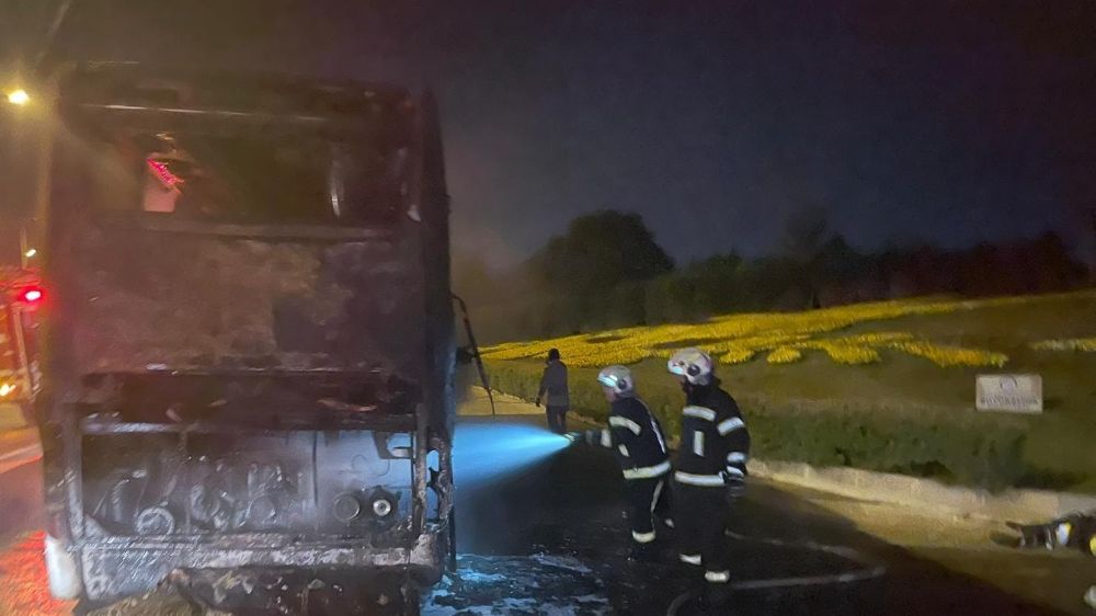 Tur otobüsü alevlerin içerisinde kaldı