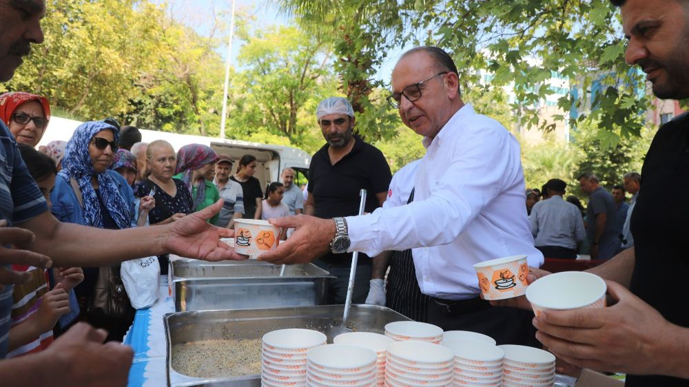  Turgutlu Belediyesinden geleneksel aşure hayrı