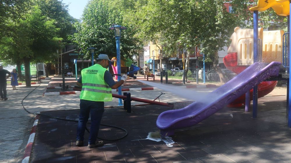 Turgutlu Belediyesinden parklarda yaz temizliği