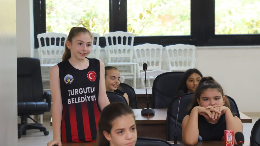 Turgutlu Belediyespor ikincilik kupasını Başkan Akın’la paylaştı