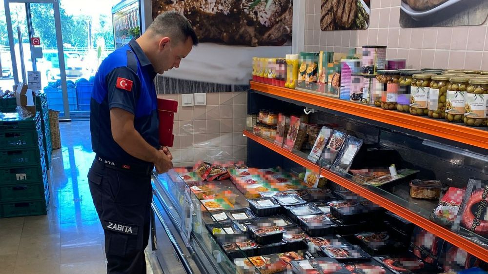 Turgutlu Zabıtasından marketlere sıkı denetim