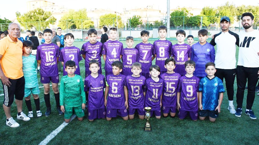 U11 Liginde Kayseri şampiyonu Zeki Akparlar FK