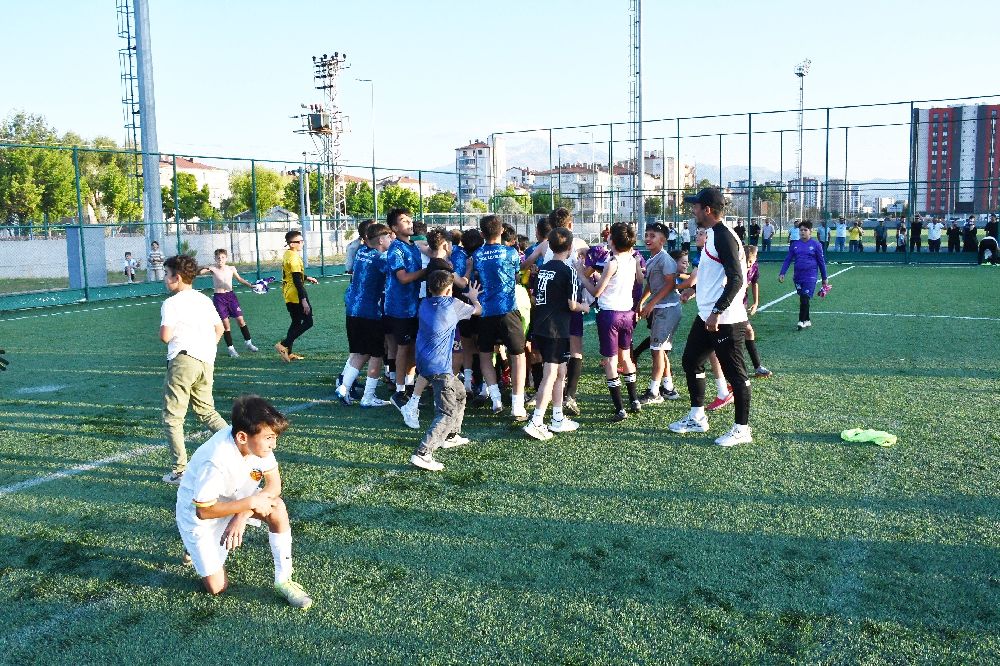 U11 Liginde Kayseri şampiyonu Zeki Akparlar FK