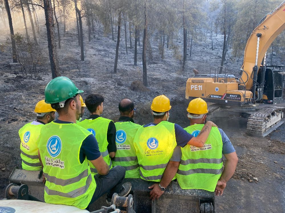 Ülkü Ocakları, Hatay'da yangınla mücadelede vatandaşların yanında oldu