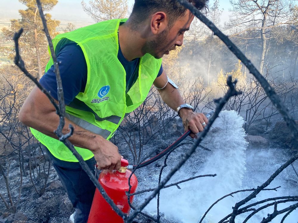 Ülkü Ocakları, Hatay'da yangınla mücadelede vatandaşların yanında oldu