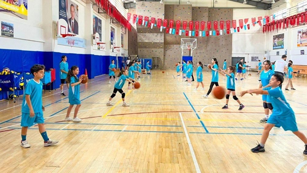 Ümraniye'de yaz spor okulları dolu dolu geçiyor