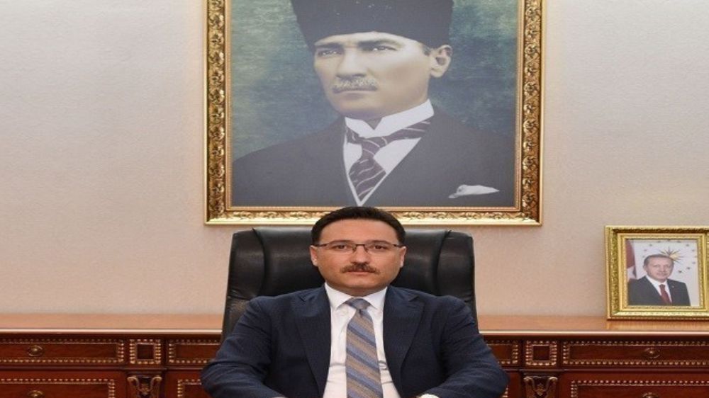 Vali Çiçek: "Devletin temsil makamında oturan bir isme, kıyafet ve görünüm üzerinden yapılan bu itham; toplumda kutuplaşmayı körükler, temsil ettiğimiz iradeye de gölge düşürür"