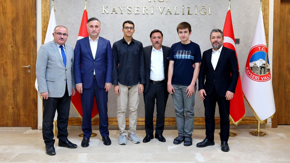 Vali Çiçek, YKS’de dereceye giren öğrencileri makamında kabul etti