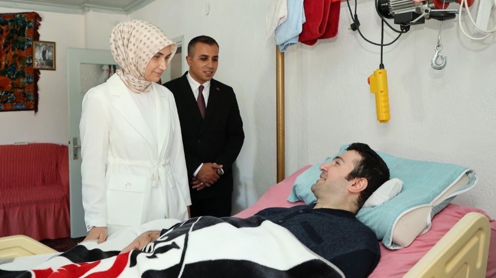 Vali özel bireye aşığı olduğu takımın formasını hediye etti