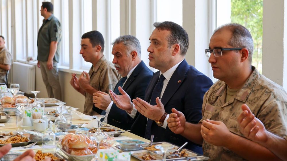 Vali Sözer Mehmetçiklerle aynı sofrada buluştu