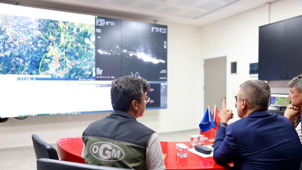 Vali Toros Yangın Yönetim Merkezinde incelemelerde bulundu
