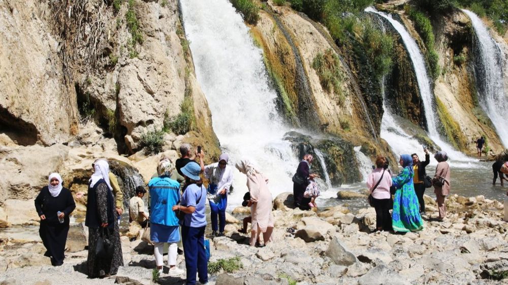 Van Büyükşehir Belediyesi yaşlılara moral gezisi düzenledi