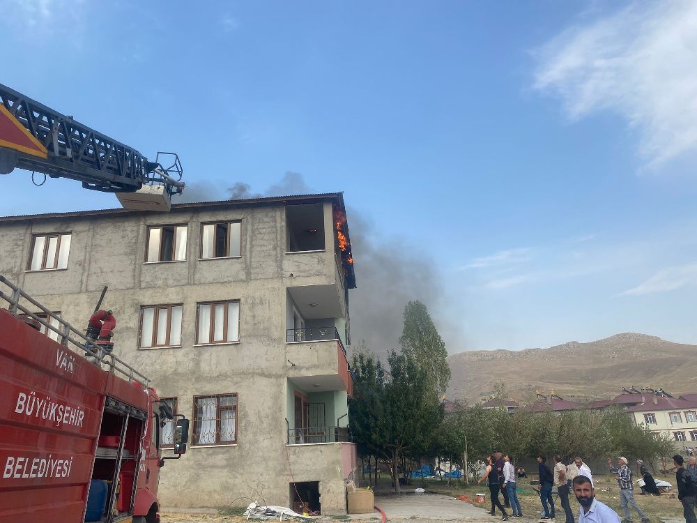 Van’da çatı yangını