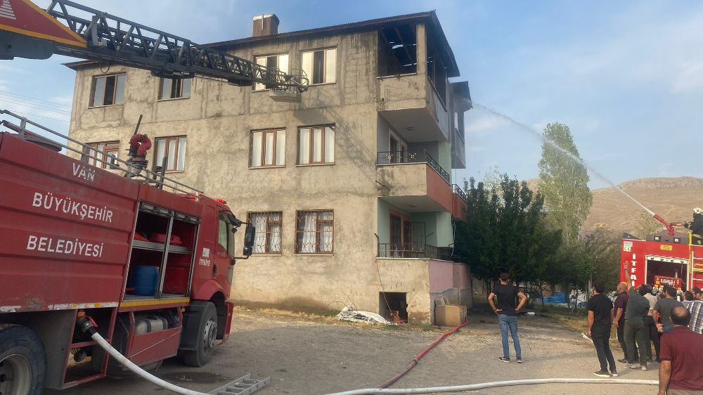 Van’da çatı yangını
