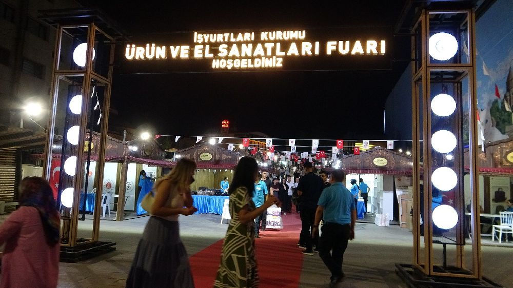 Van’da "İşyurtları Ürün ve El Sanatları Fuarı’nı 100 bin kişi ziyaret etti
