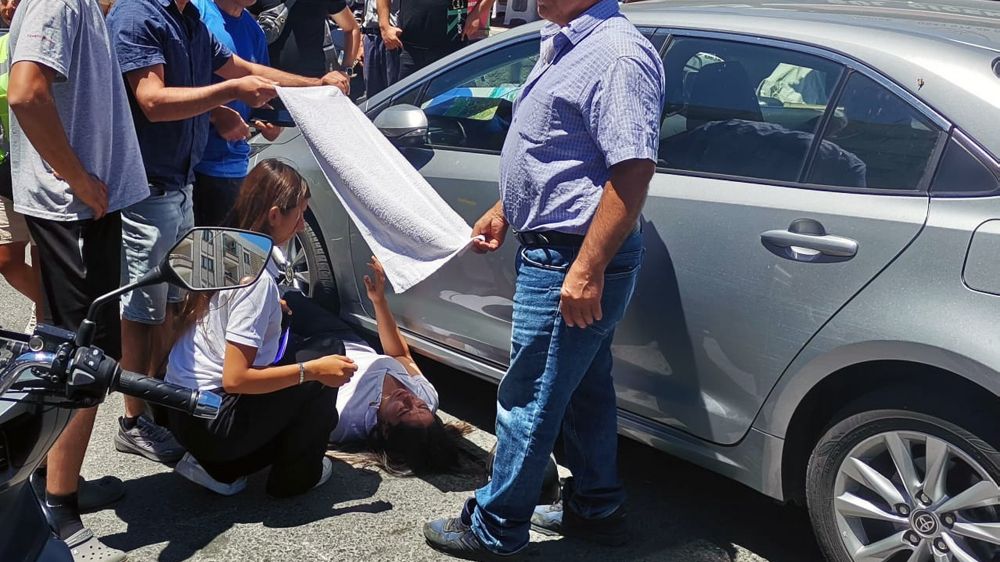 Vatandaşlar yaralı kadın sürücüyü güneşten havluyla korudu