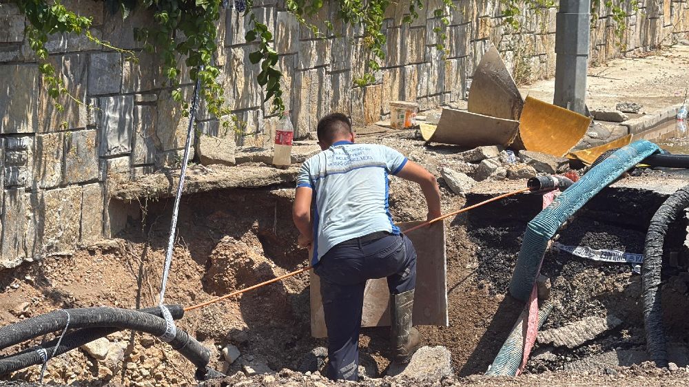 Yahşi'de su isale hattı patladı, yol trafiğe kapandı