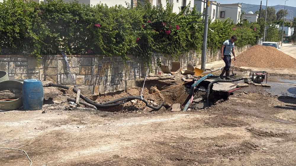 Yahşi'de su isale hattı patladı, yol trafiğe kapandı