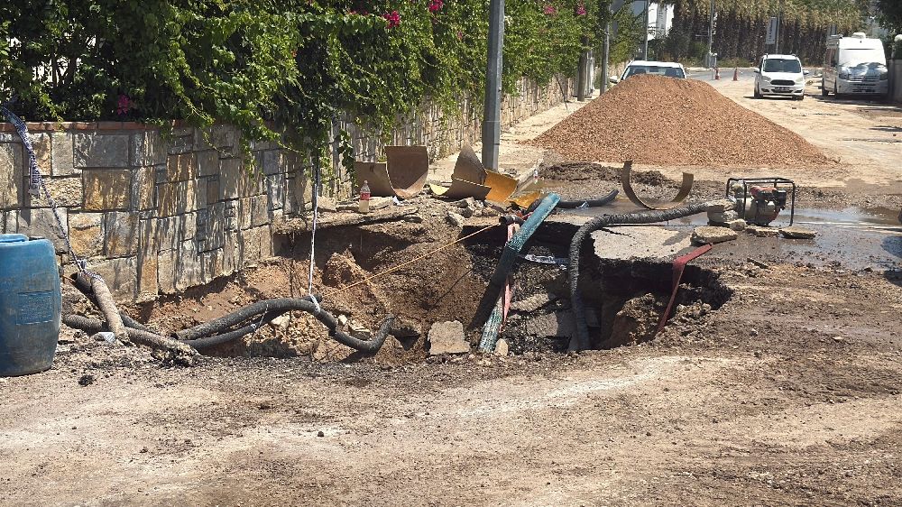 Yahşi'de su isale hattı patladı, yol trafiğe kapandı