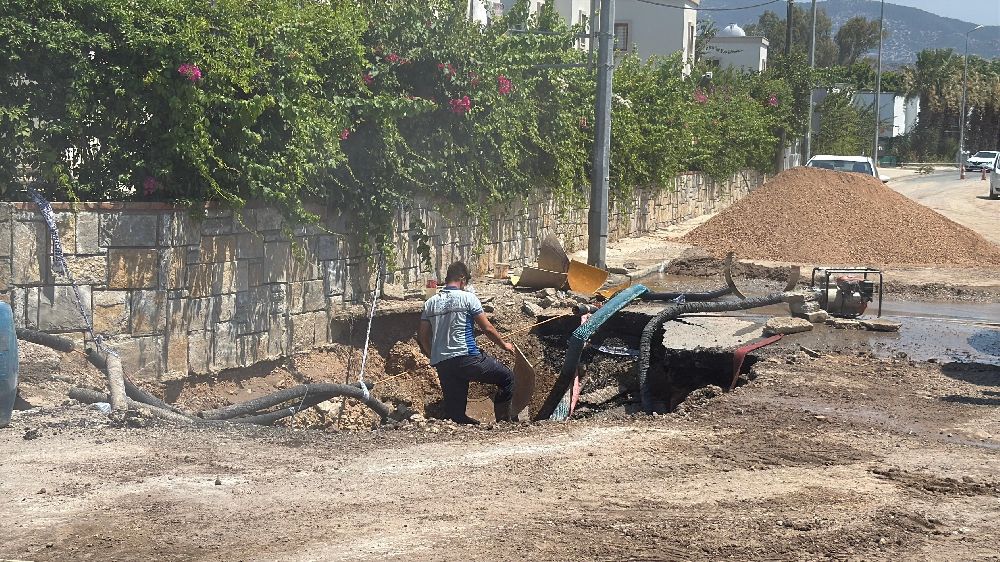 Yahşi'de su isale hattı patladı, yol trafiğe kapandı