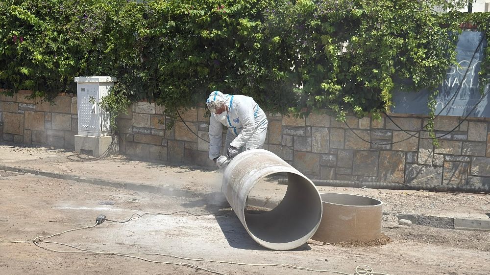 Yahşi'de su isale hattı patladı, yol trafiğe kapandı