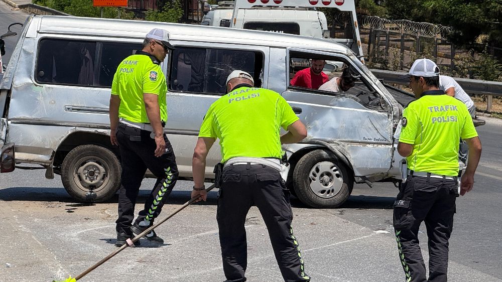 Yan yatan minibüste 6 kişi yaralandı, polis cam kırıklarını süpürgeyle temizledi