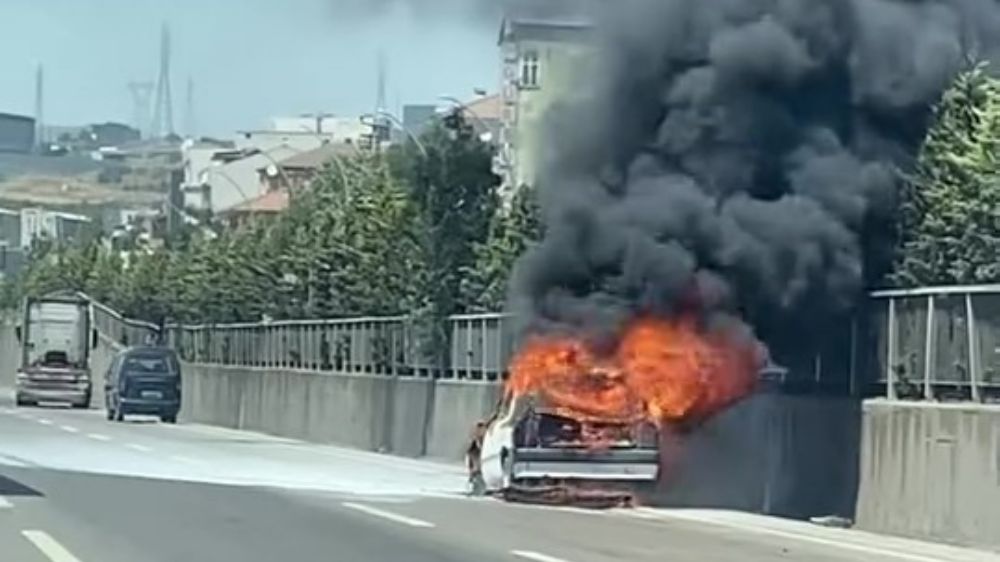 Yanan otomobilden geriye hurda yığını kaldı