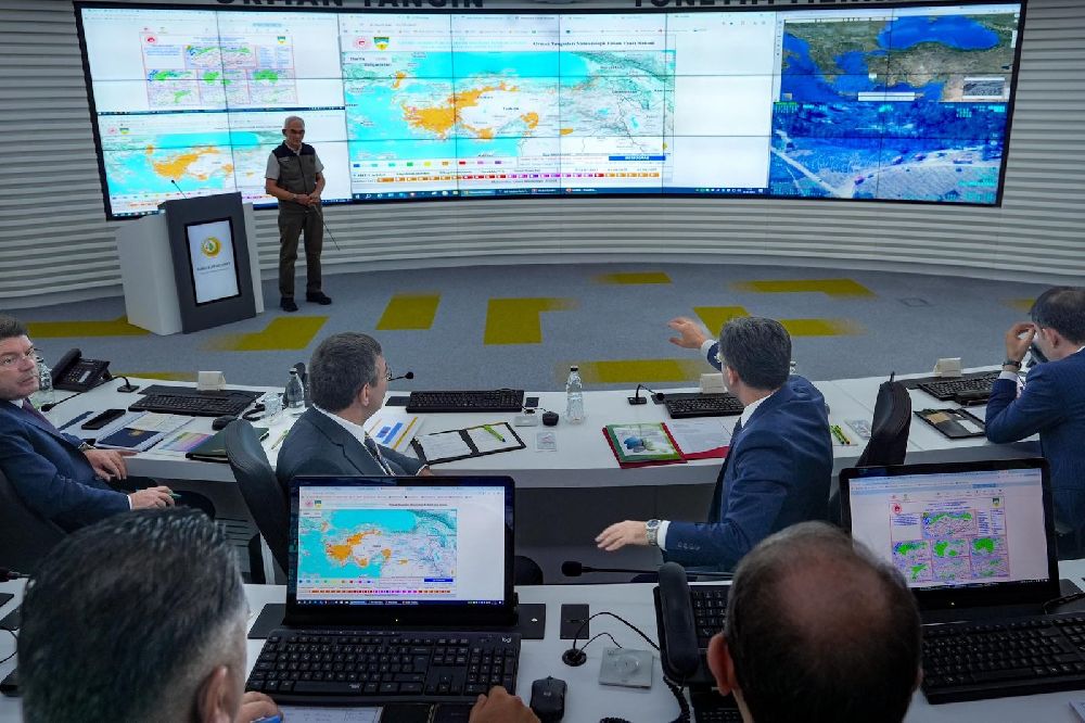 Yangın Yönetim Merkezi'ndeki toplantıda bakanlar orman yangınlarını ele aldı