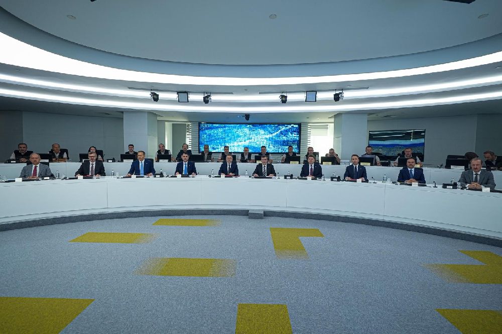 Yangın Yönetim Merkezi'ndeki toplantıda bakanlar orman yangınlarını ele aldı