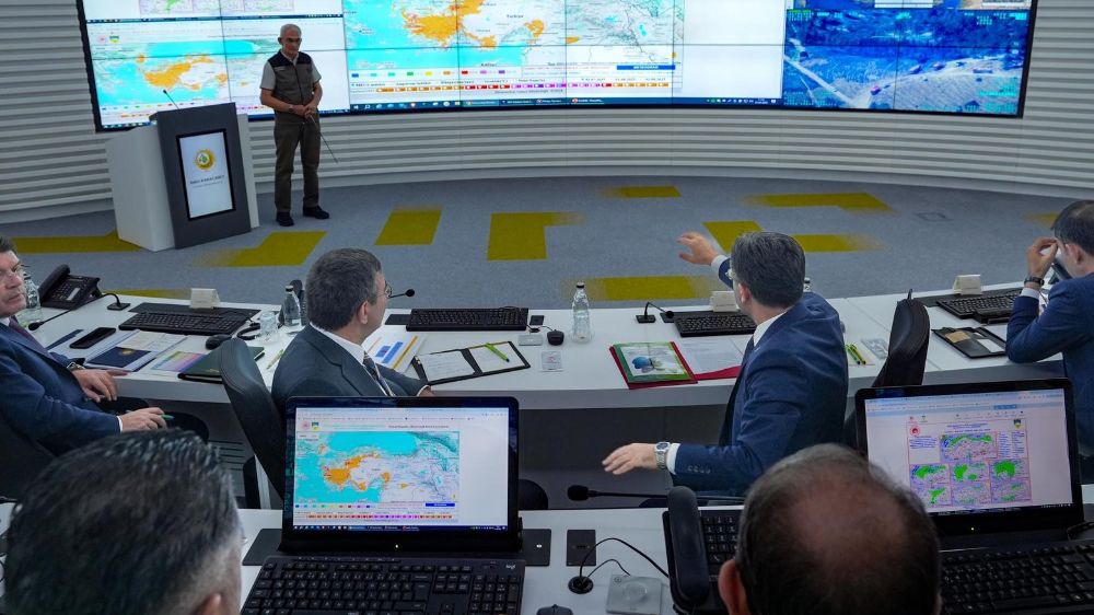 Yangın Yönetim Merkezi'ndeki toplantıda bakanlar orman yangınlarını ele aldı