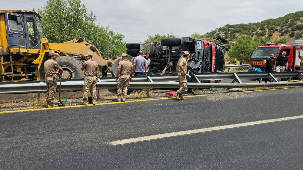 Yangına giden itfaiye aracı devrildi: 1'i ağır 3 yaralı