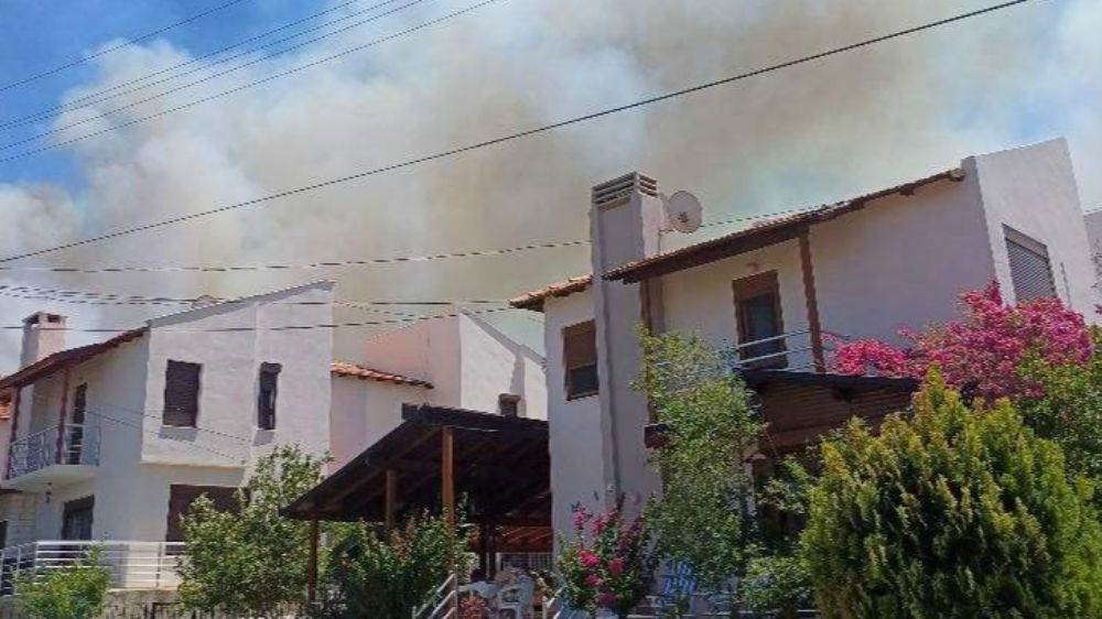 Yangınlar Çeşme'ye sıçradı: Otluk alanda çıkan yangına müdahale sürüyor