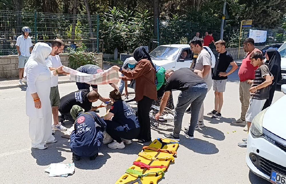 Yaralanan vatandaşı güneşten böyle korudular