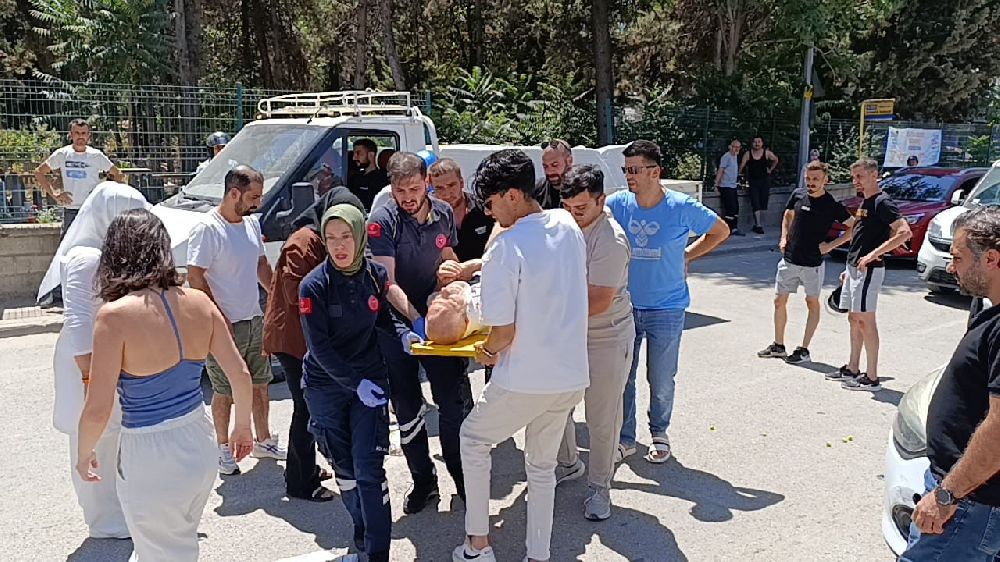 Yaralanan vatandaşı güneşten böyle korudular