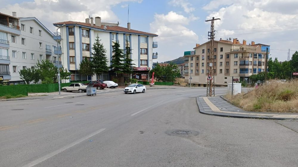 Yaşlı kadın drift atan aracın altında kalmaktan son anda kurtuldu