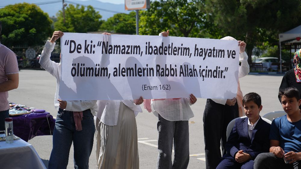  Yatılı yaz Kur'an kursu öğrencilerinden coşkulu final: İTÜ'deki pankartı açtılar