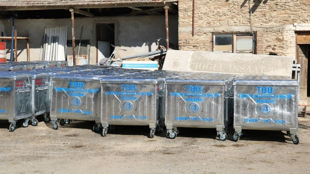 Yenipazar’a hibe edilen 60 yeni çöp konteynırı teslim alındı