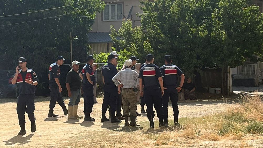Yerdeki çöpleri yakmak istedi, 2 evi küle döndü