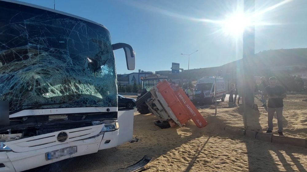 Yolcu otobüsü ile traktör çarpıştı: 3 yaralı