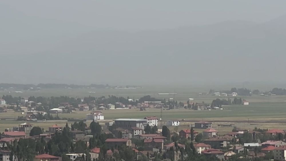 Yüksekova'nın dağları toz bulutu altında kaldı