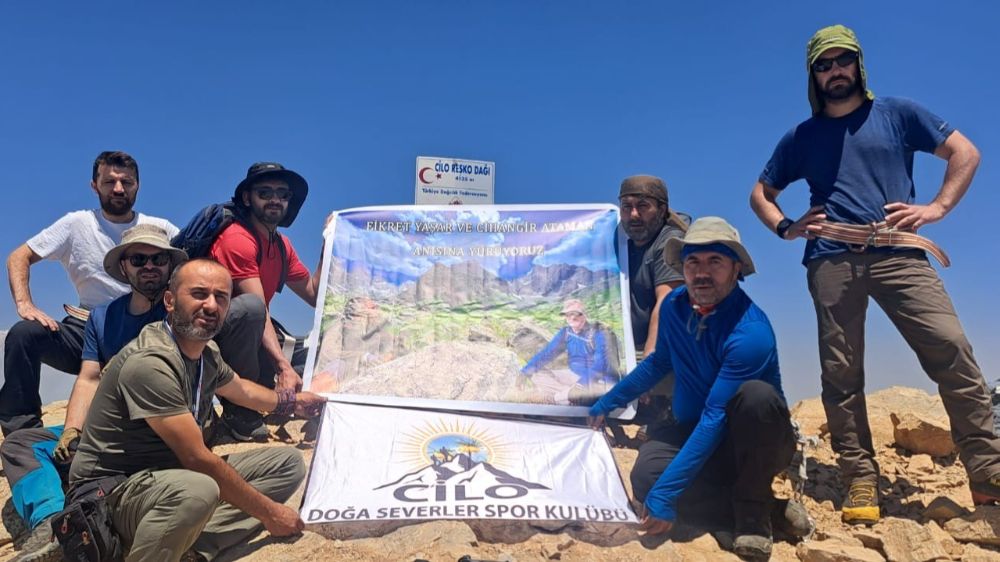 Yüksekovalı dağcılar Türkiye'nin ikinci en yüksek noktasına zirve tırmanışı yaptı
