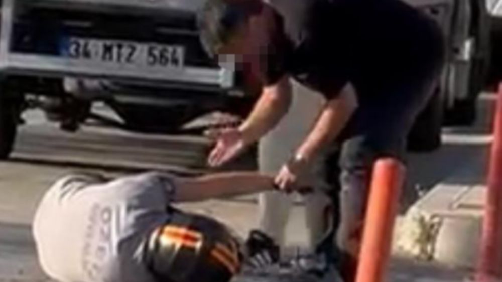 Yumrukların havada uçuştuğu kavgada motosikletli yerde tekmelendi